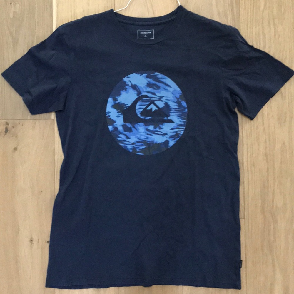 Quicksilver navy tee size small. Never worn.